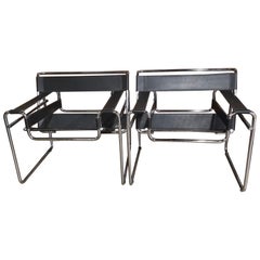 Paire de fauteuils de style Wassily en métal chromé et cuir Marcel Breuer