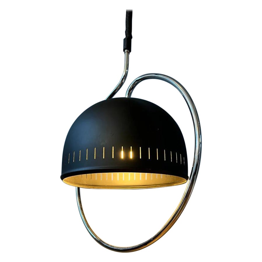 Lampe suspendue Space A Space avec cadre en chrome et abat-jour en métal noir, années 1970 en vente