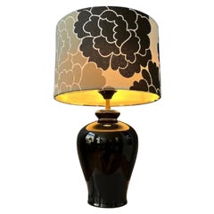 Petite lampe de bureau de l'ère spatiale avec base en porcelaine et abat-jour à fleurs noirs et blancs