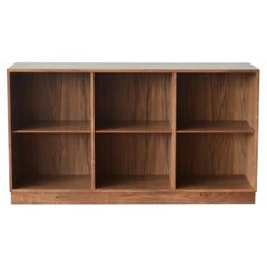 FF08 Niedriges Bücherregal aus Nussbaumholz von Stokes Furniture