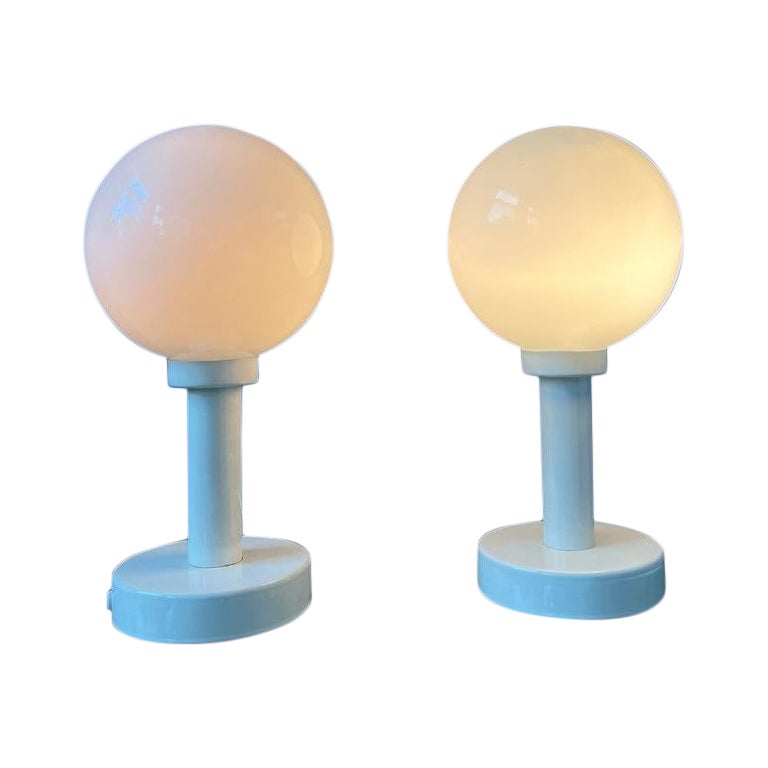 Ensemble de 2 lampes de table en verre opalin blanc de l'ère spatiale, 1970