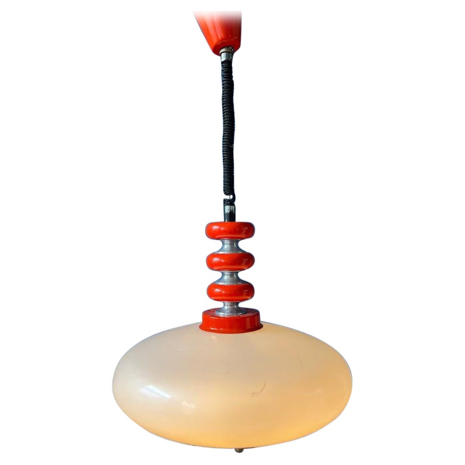 Lampe suspendue de l'ère spatiale rouge avec abat-jour en verre acrylique blanc, milieu du siècle dernier en vente