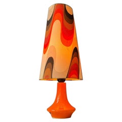 Lampe de table orange de l'ère spatiale à motif de fleurs et base rouge en céramique, milieu du siècle dernier