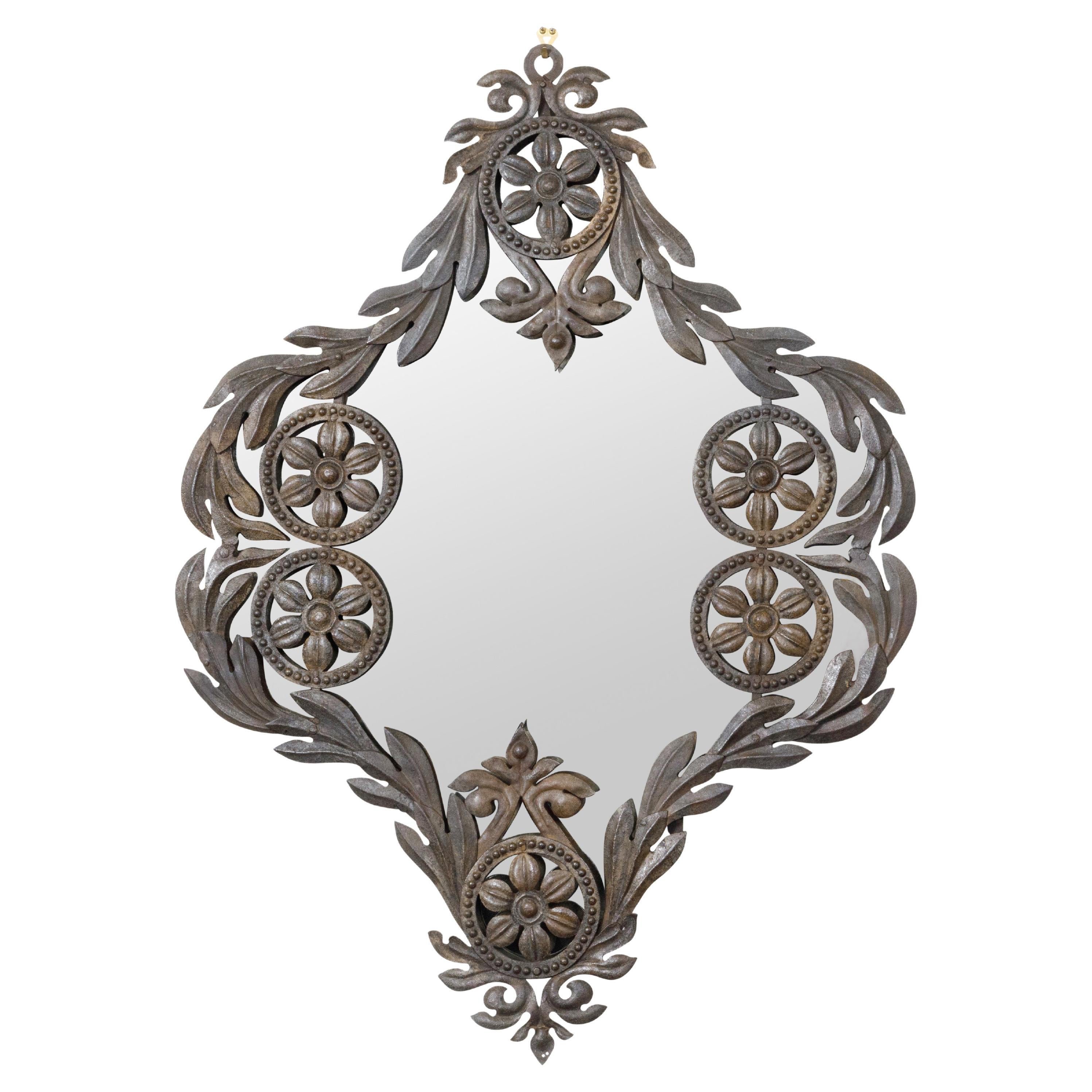 Specchio da parete spagnolo del XIX secolo in metallo con rosette, fogliame e patina scura in vendita