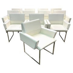 Chaises à accoudoirs de salle à manger Brueton en Naugahyde blanc et structure chromée - Dix disponibles