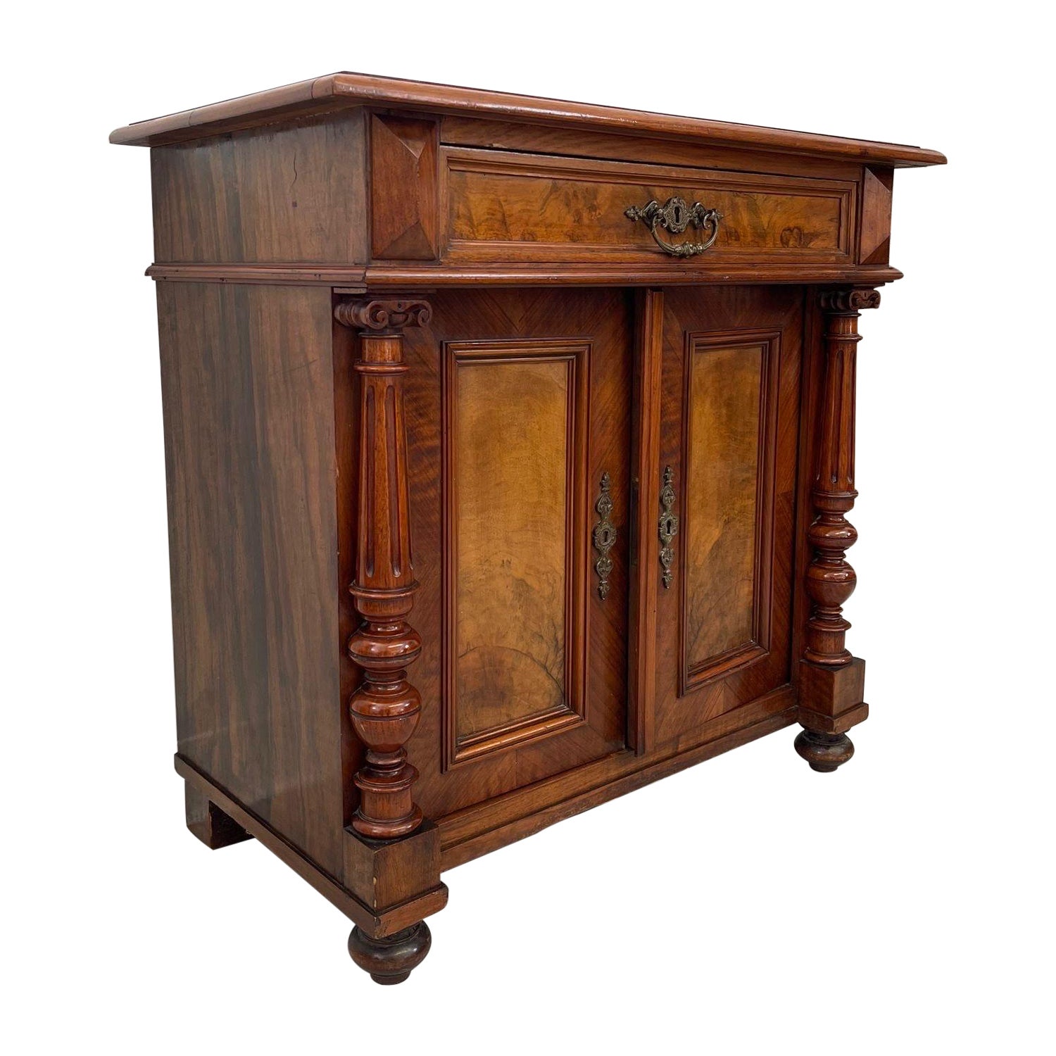 Table d'appoint vintage en bois avec panneaux avant ornés de broussin et détails en bois sculpté en vente