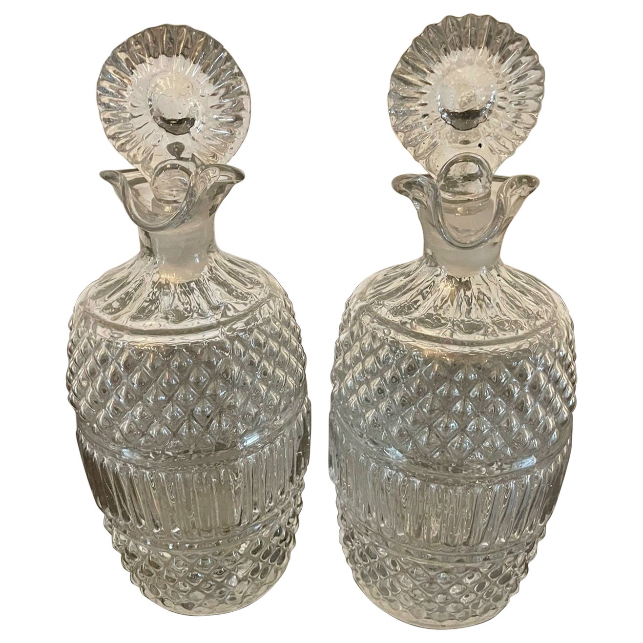 Paire inhabituelle de carafes irlandaises anciennes victoriennes en verre taillé de qualité  en vente