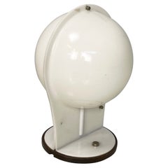 Italienische Weltraumzeitalter Sphärische Tischlampe aus weißem Kunststoff, 1970er Jahre