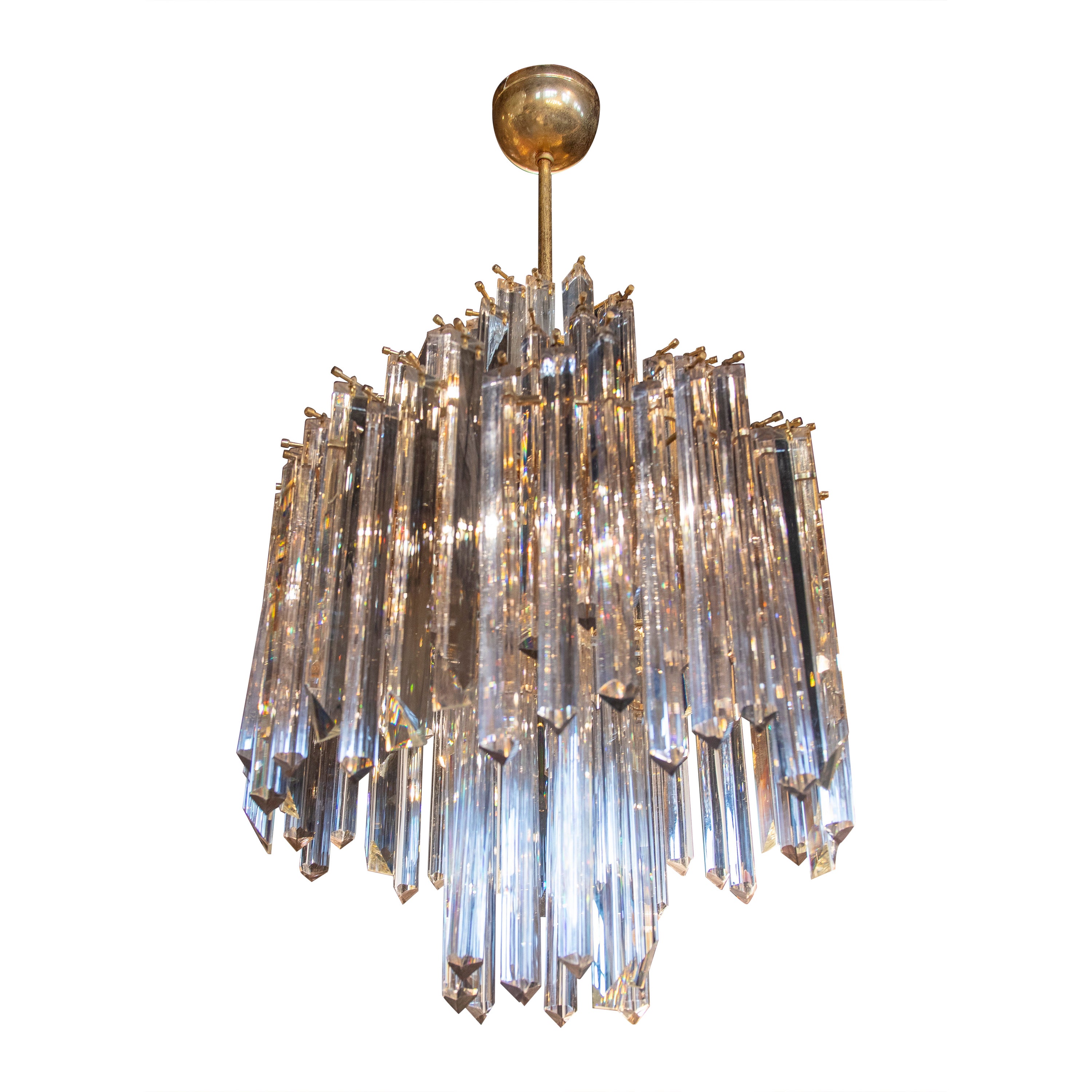 Lampe italienne composée de cristaux allongés et d'une structure en métal doré en vente