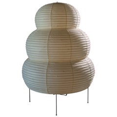 Grand lampadaire de 46" de haut Isamu Noguchi Akari Modèle 25N circa 2015