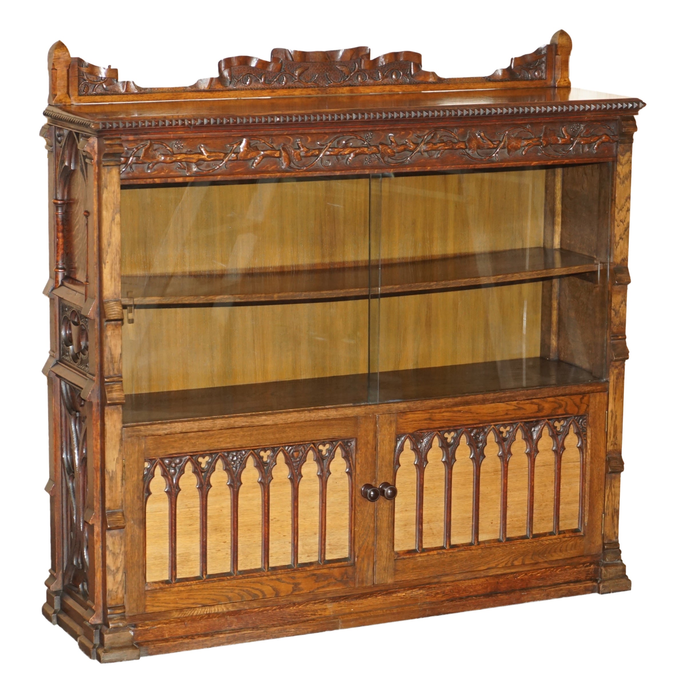 EXQUISiTE & IMPORTANT ORNATELY HAND CARVED GOTHIC REVIVAL PUGIN STYLE BOOKCASE For Sale