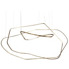 Einzigartige minimalistische, zeitgenössische, skulpturale Pendelleuchte aus Messing von Morghen Studio