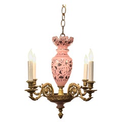 Antiker französischer Kronleuchter aus Goldbronze und seltenem rosa Opalglas, CIRCA 1890