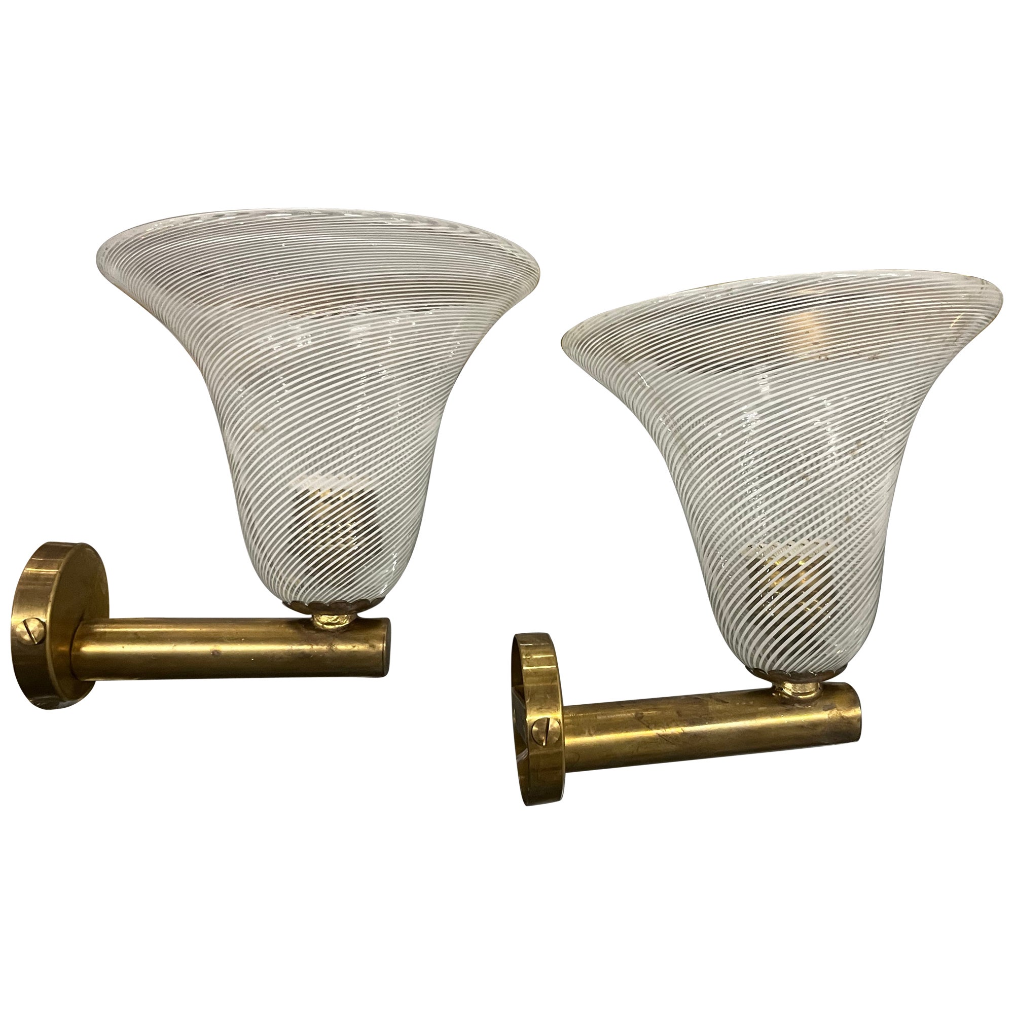 Pair of Venini wall sconces in meshed Murano glass and brass, 1940s For Sale