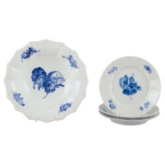 Royal Copenhagen Angulaire à fleurs bleues Trois assiettes et un bol en porcelaine