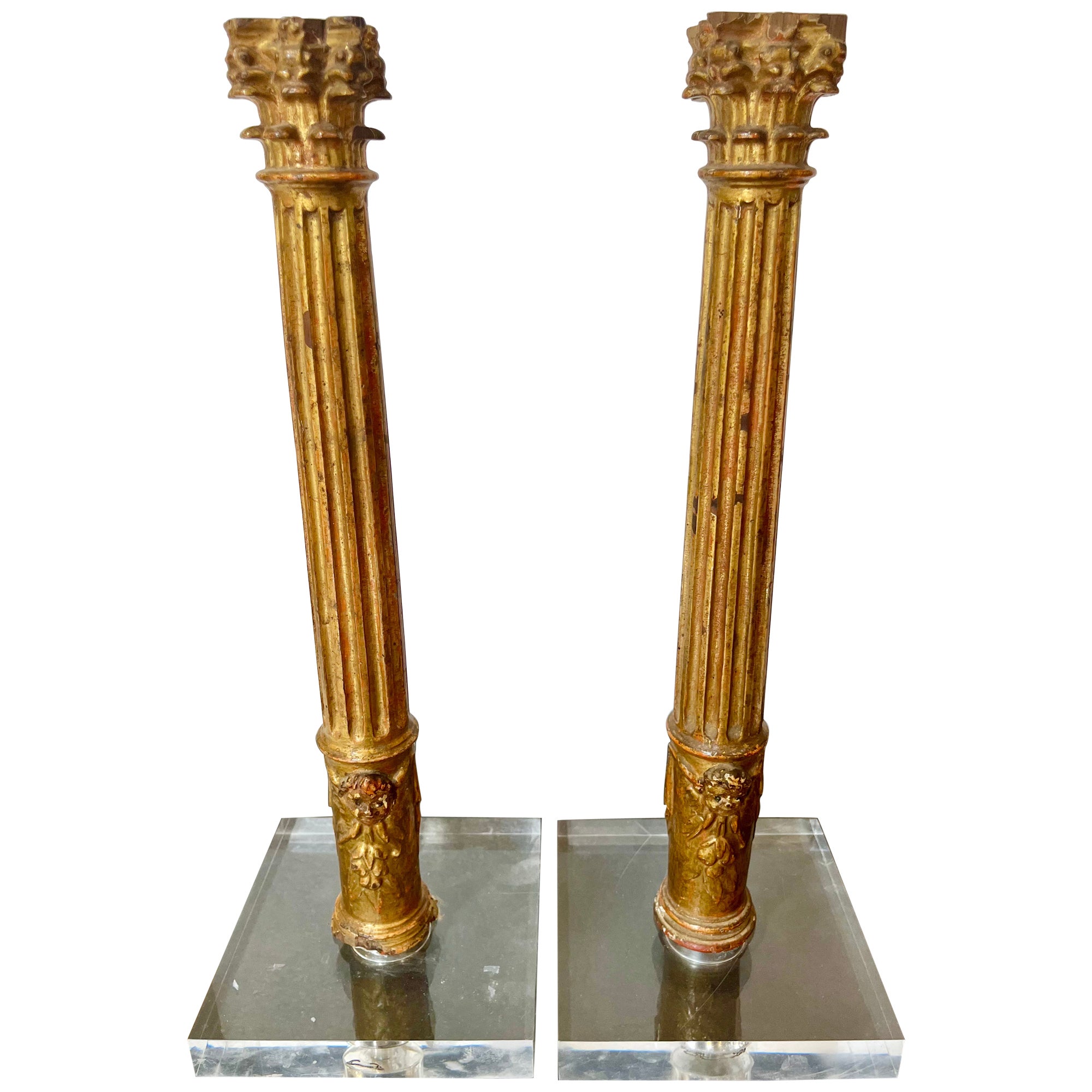 Paire de colonnes corinthiennes architecturales en bois doré de style Grand Tour 
