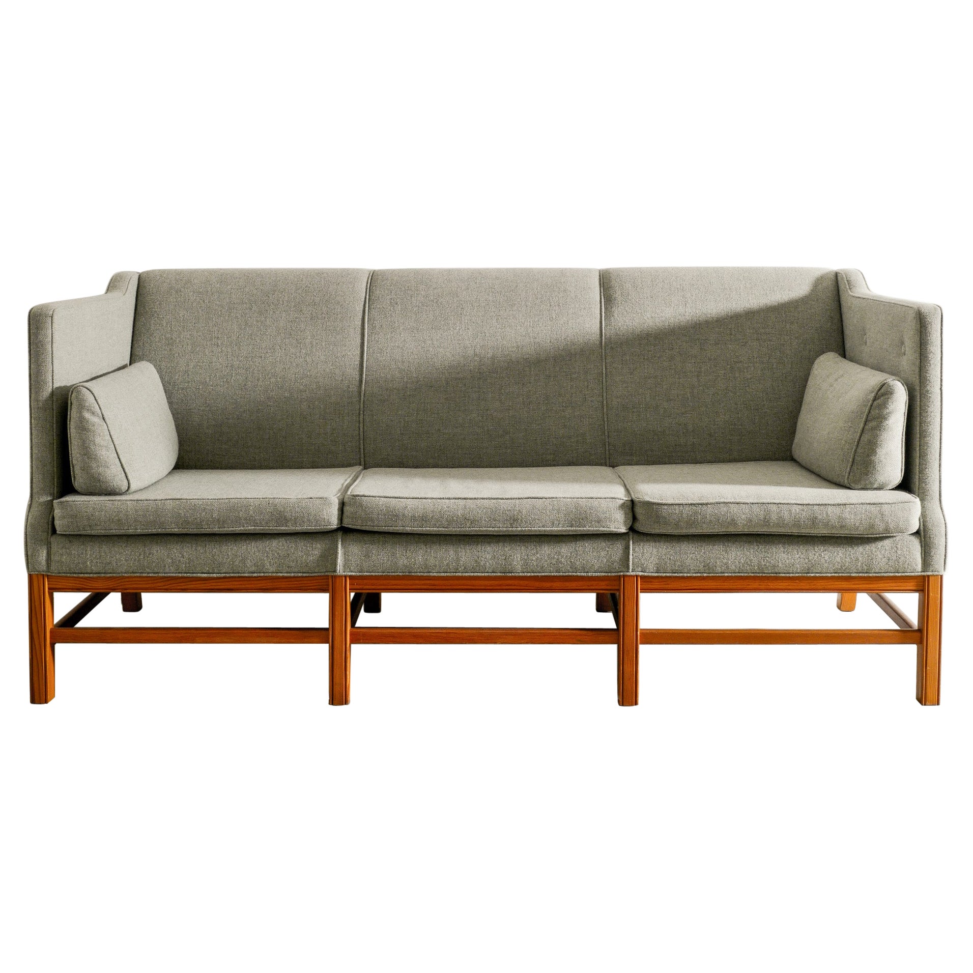 Dänisches Dreisitzer-Sofa aus der Mitte des Jahrhunderts aus Kiefer und Wolle, hergestellt in Dänemark, 1960er Jahre  im Angebot