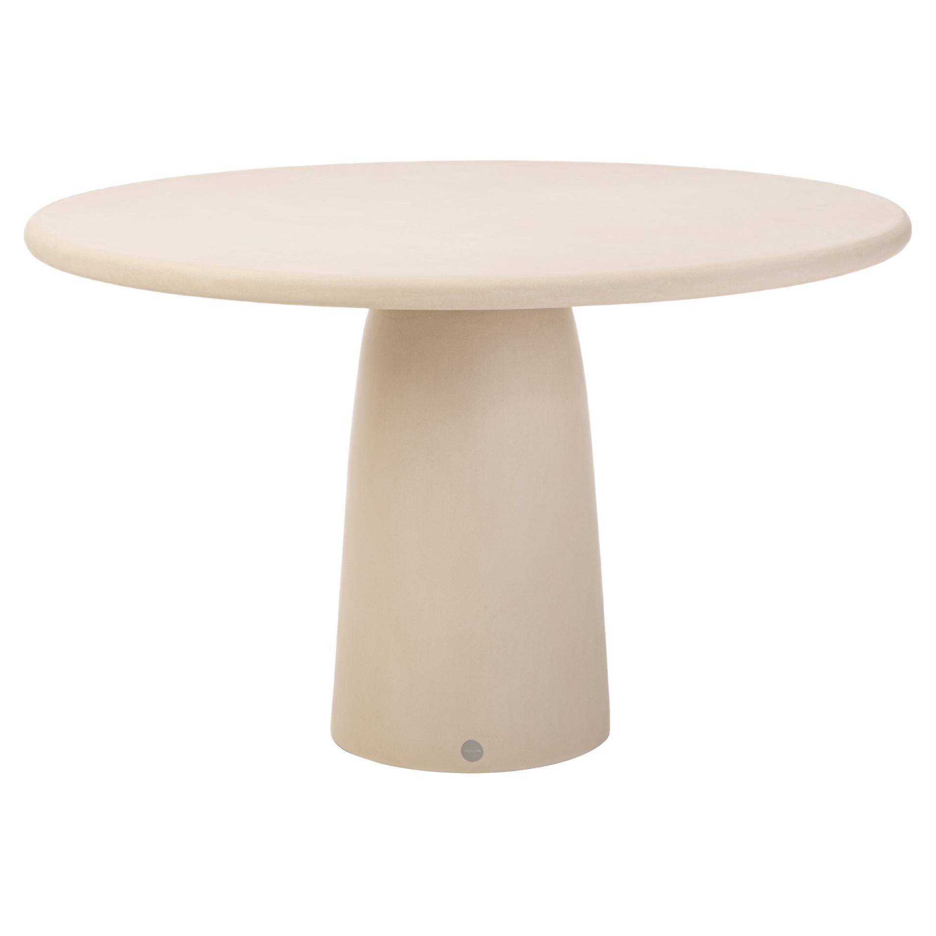 Table de salle à manger ronde en plâtre naturel Menhir 140 par Isabelle Beaumont en vente