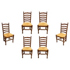 Spanischer Satz von sechs Holzstühlen mit Schilfrohrsitzen