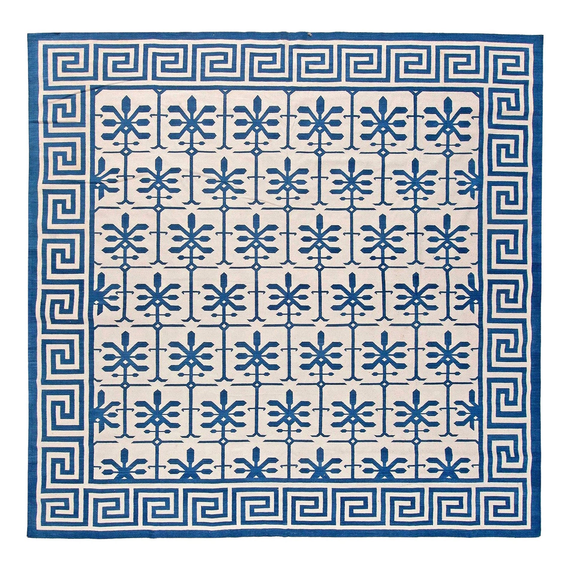 Zeitgenössischer indischer Dhurrie-Teppich in Blau und Weiß von Doris Leslie Blau im Angebot