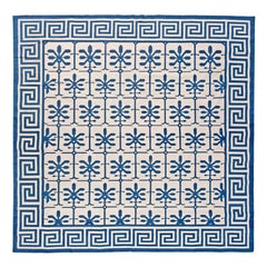 Zeitgenössischer indischer Dhurrie-Teppich in Blau und Weiß von Doris Leslie Blau