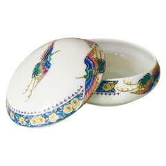 Caja para caramelos de porcelana francesa de Limoges decorada con pavos reales de colores - Francia