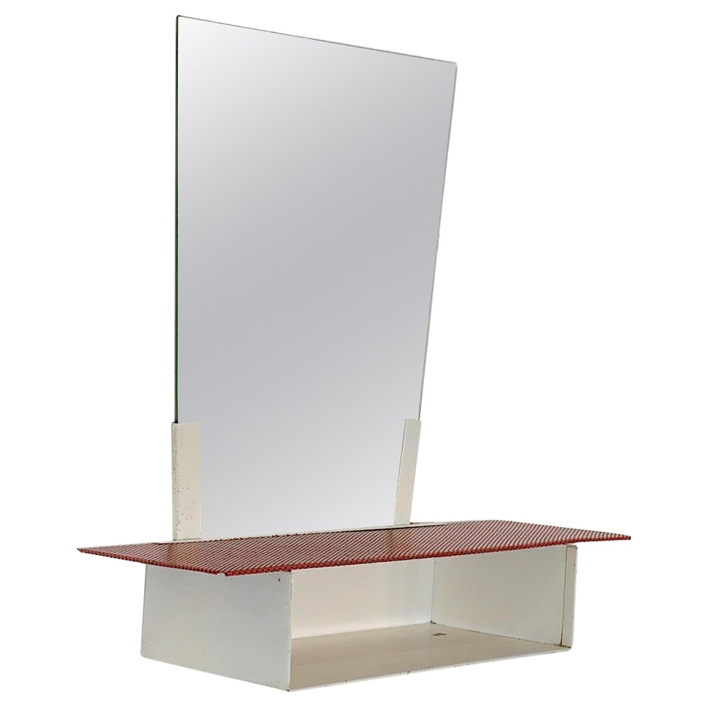 Miroir mural de style Mategot avec étagère perforée en métal rouge et cadre blanc, années 1950 en vente