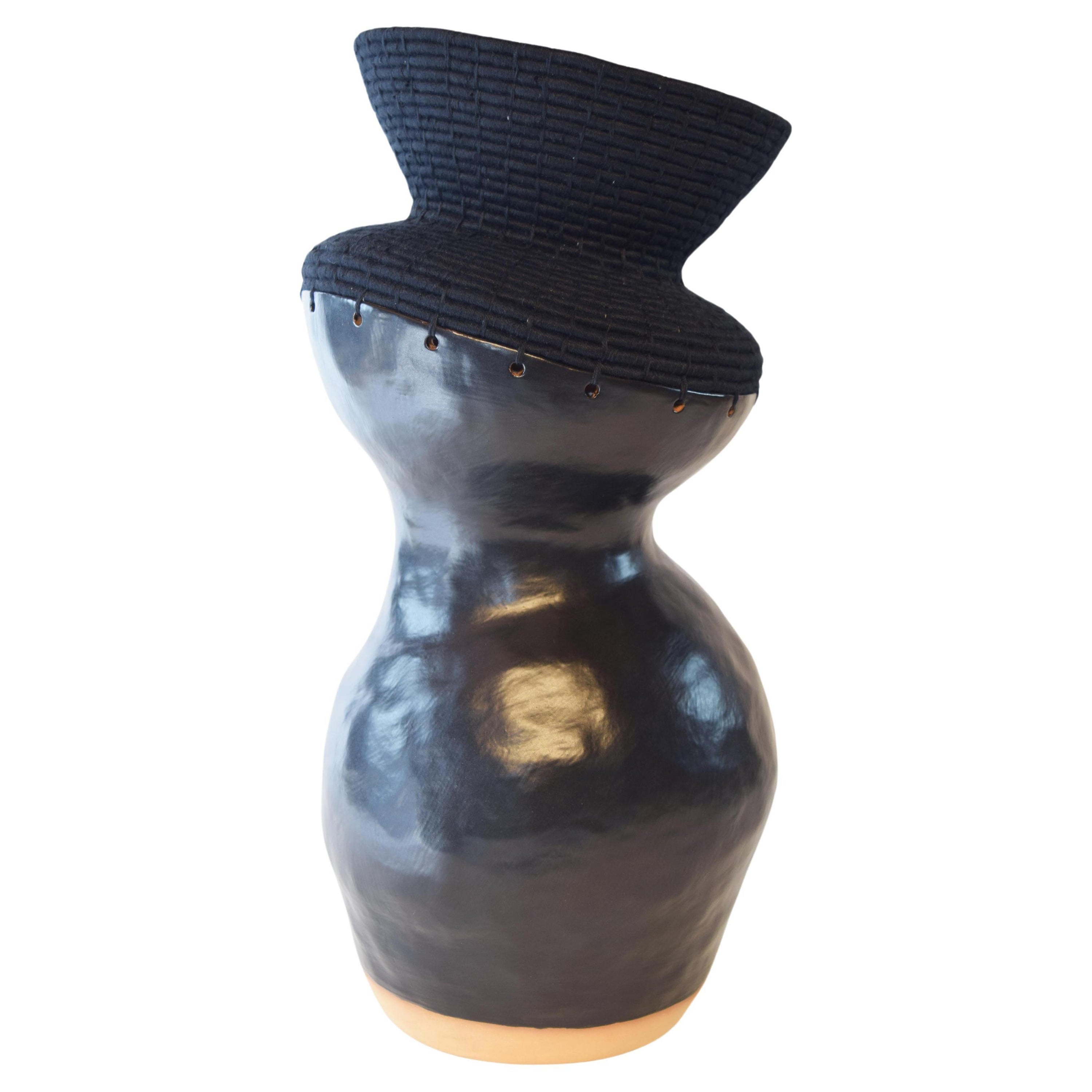 Vase unique en céramique et fibre tissée #761, glaçure noire satinée, coton noir