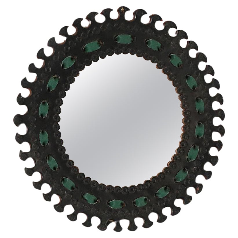 Französischer runder Spiegel aus geprägtem Leder, handgefertigt im spanischen Revival-Stil, 1960er Jahre im Angebot