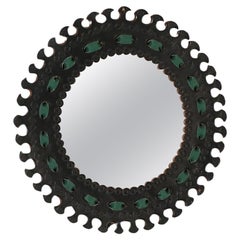 Französischer runder Spiegel aus geprägtem Leder, handgefertigt im spanischen Revival-Stil, 1960er Jahre