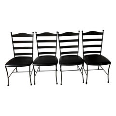 Satz von 4 schwarzen Charleston-Schmiedeeisen-Esszimmerstühlen mit Leiterrückenlehne