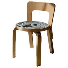 Alvar Aalto pour Artek N65 chaise d'enfant en bois cintré avec motif graphique en peau de mouton