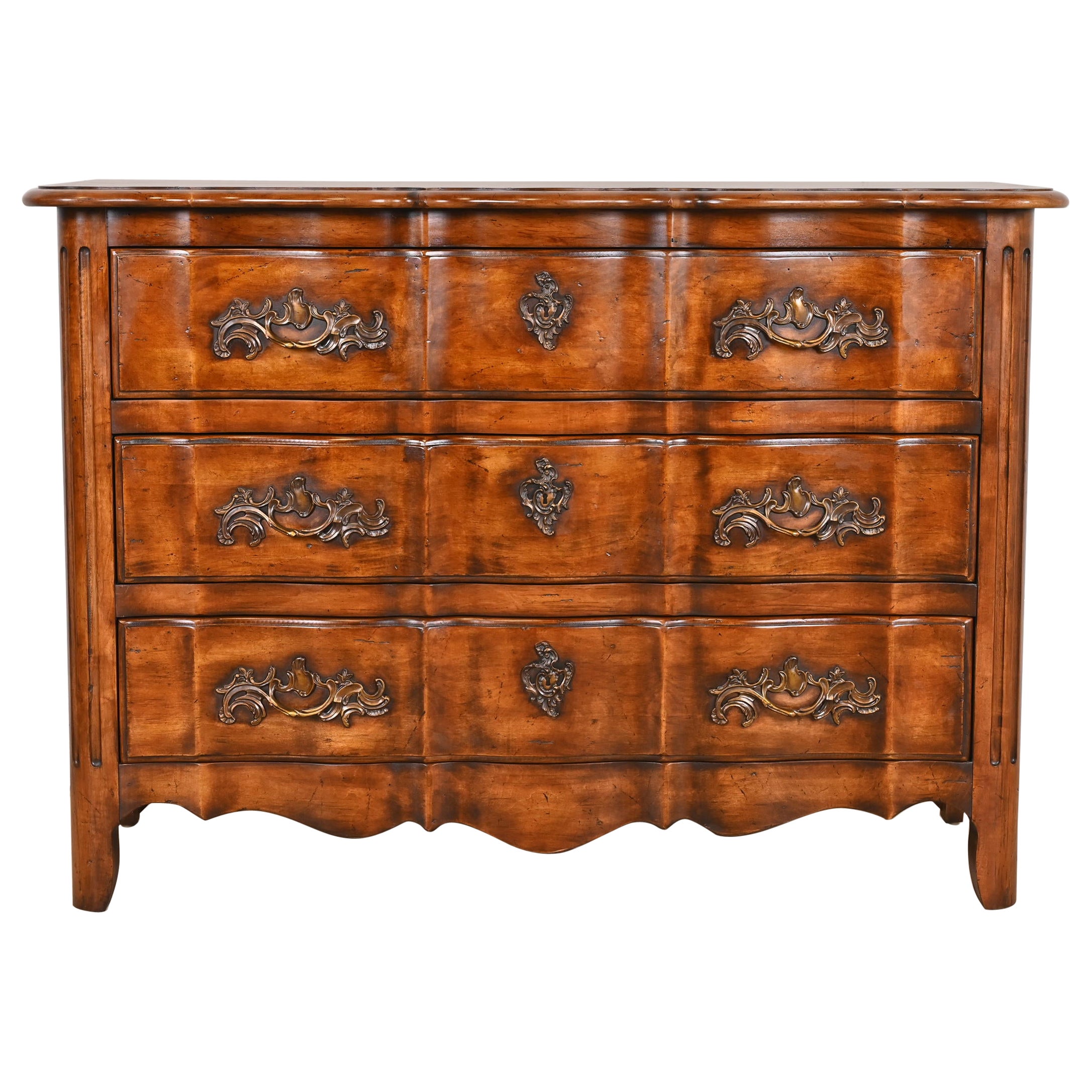 Century Furniture Französisch Provincial Louis XV geschnitzt Nussbaum Kommode im Angebot