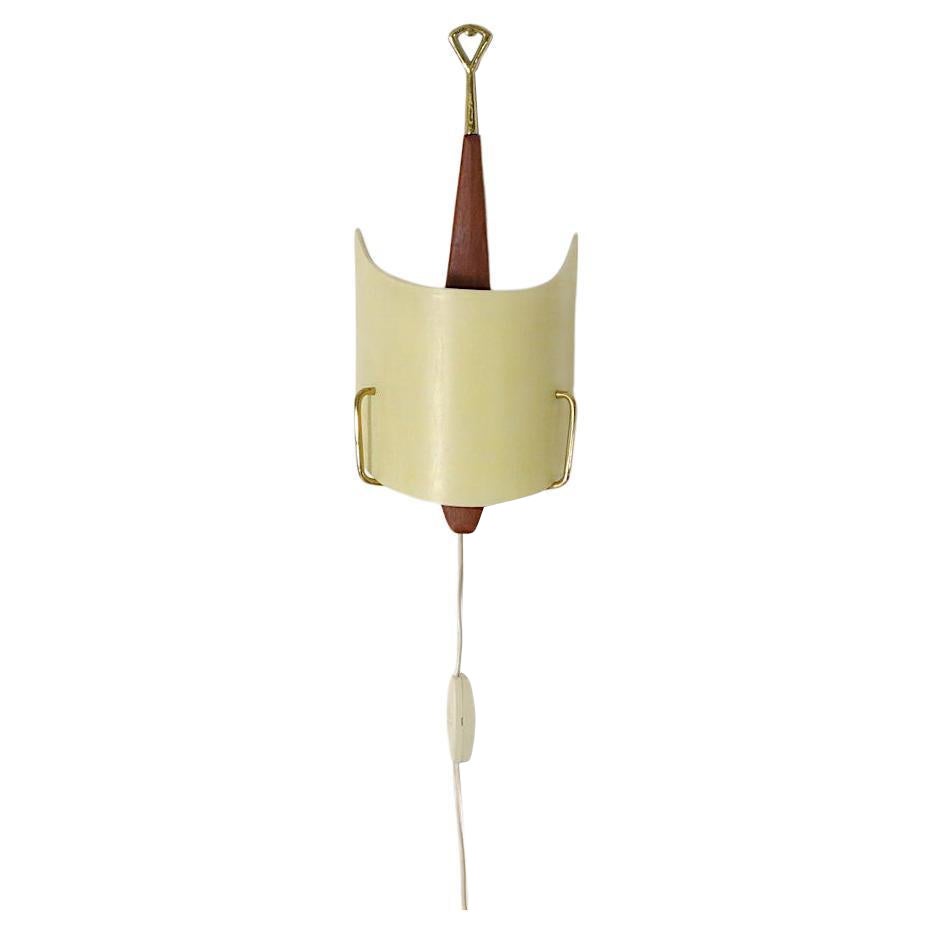 Applique da parete in ottone e teak di metà secolo con paralume in plexi stampato giallo in vendita