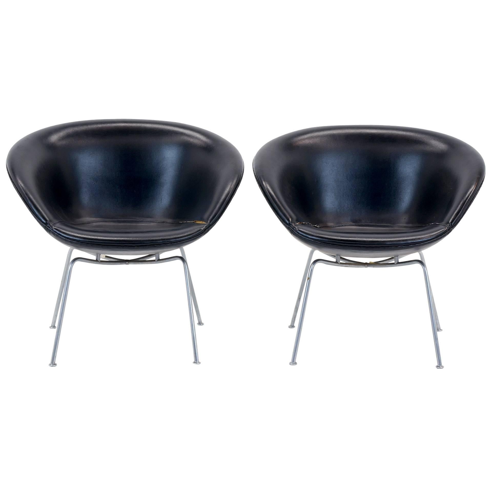 Pair of Arne Jacobsen Pot Chairs Made by Fritz Hansen, Denmark