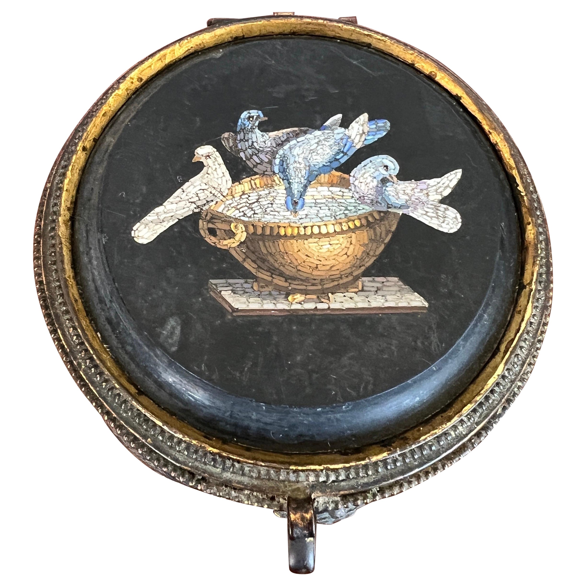 19. Jh. Italienische Grand Tour Mikro-Mosaik "Tauben des Plinius" Dose nach der Antike im Angebot
