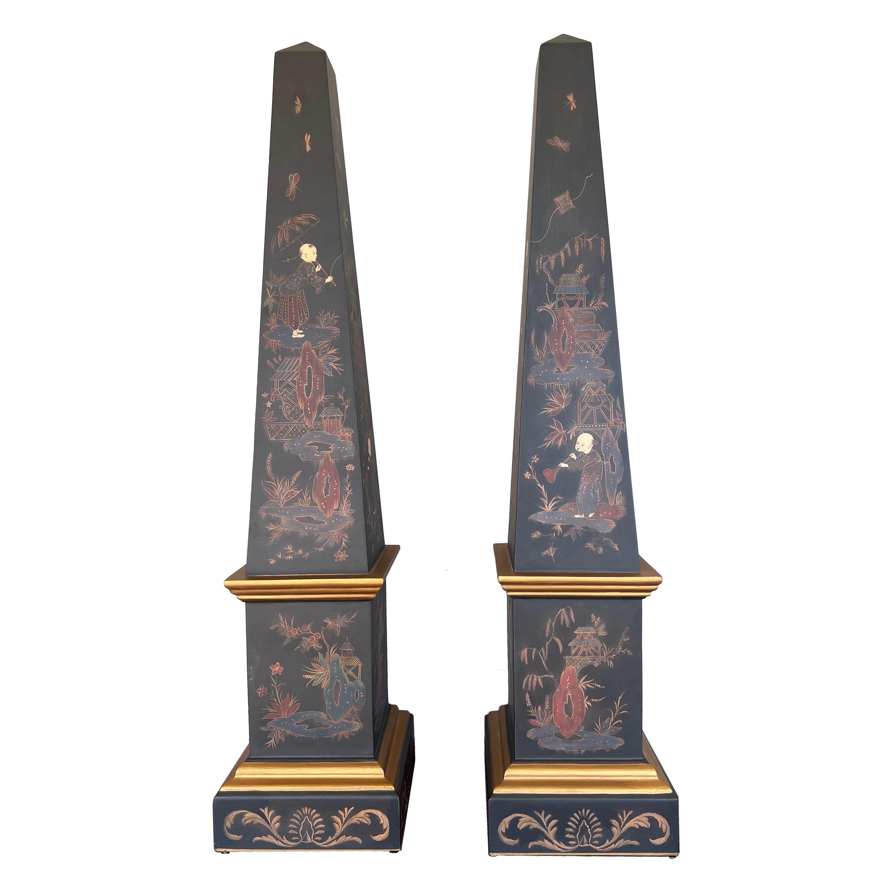 Pareja, Obeliscos Vintage Chinoiserie y Parcialmente Dorados Decorados en Madera