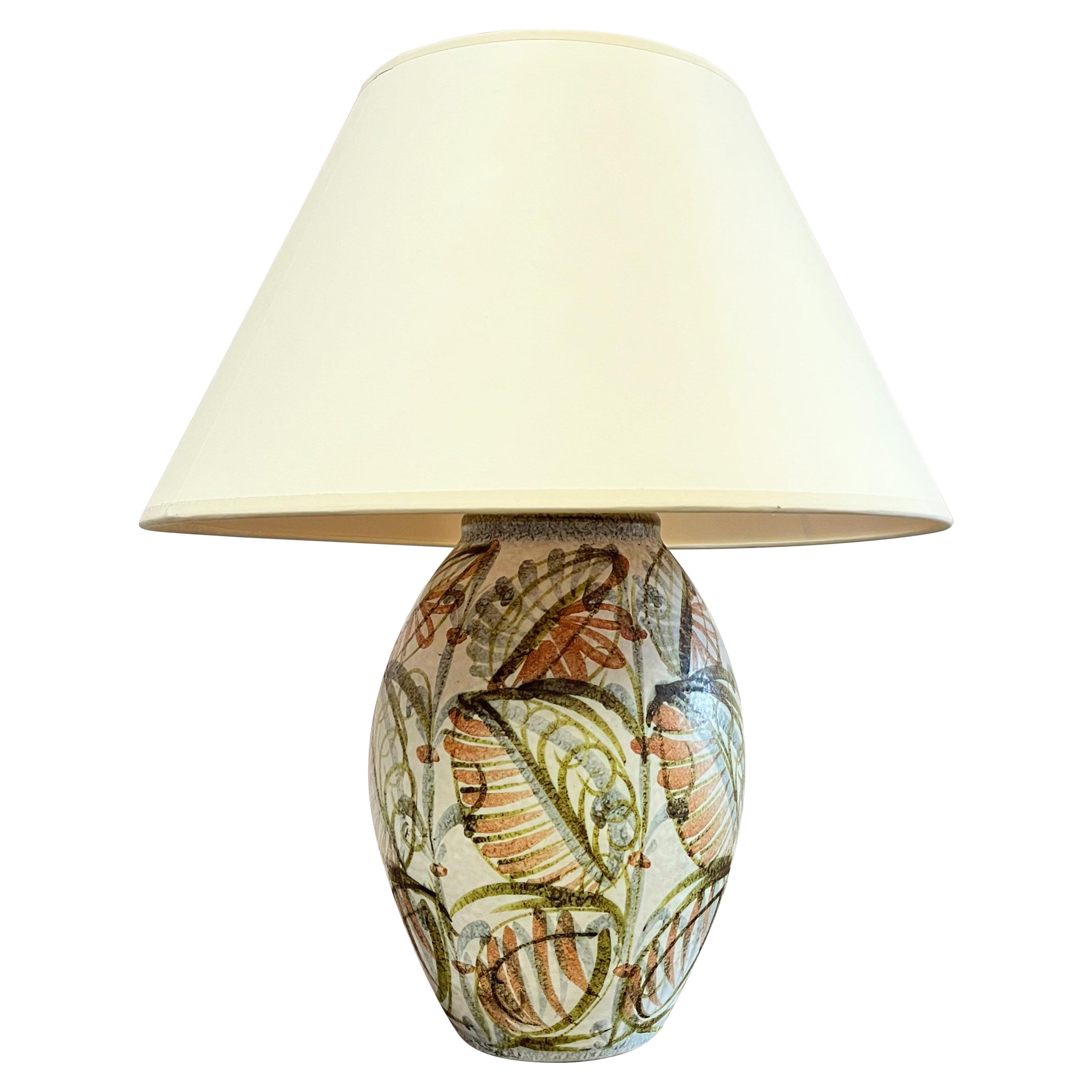 Vase ovale en poterie d'art britannique, maintenant lampe en vente