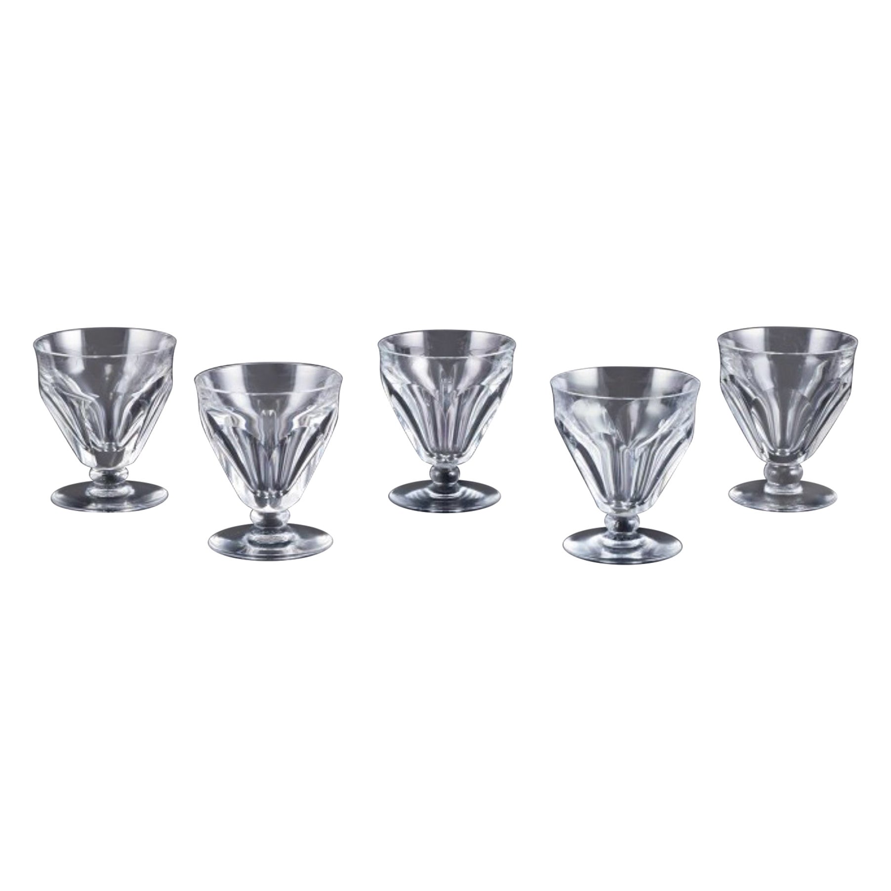 Baccarat, Frankreich. Set von fünf Art-Déco- Kirschgläsern aus facettiertem Kristallglas in Art déco-Optik im Angebot