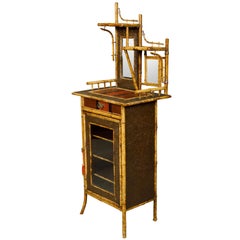 Petit meuble de rangement anglais des années 1880 en bambou avec accents peints
