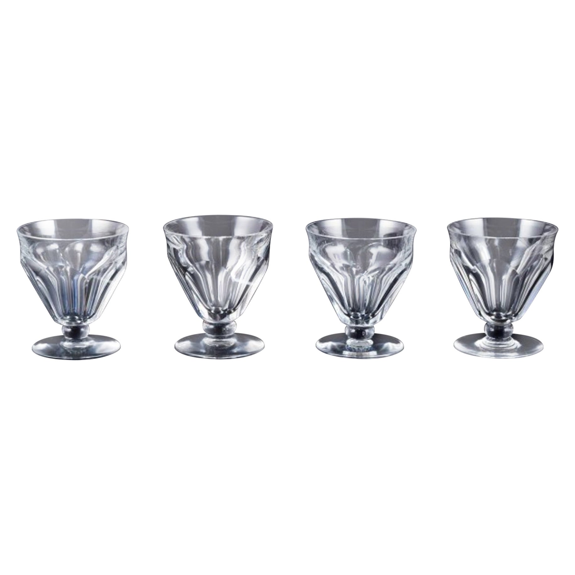 Baccarat, France. Set of four Art Deco white wine glasses in crystal glass. For Sale