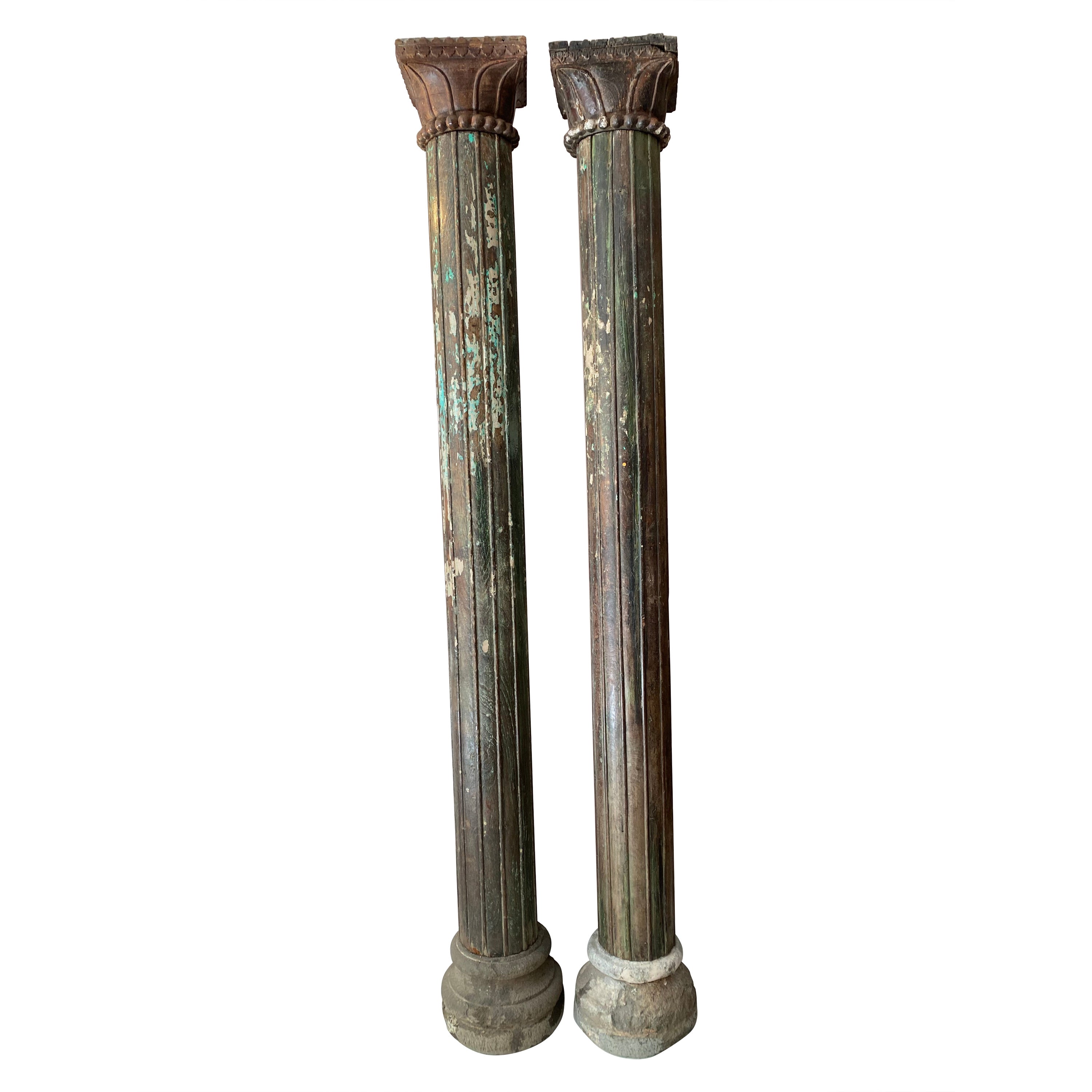 Paar indische Säulen aus Teakholz aus dem späten 19. Jahrhundert