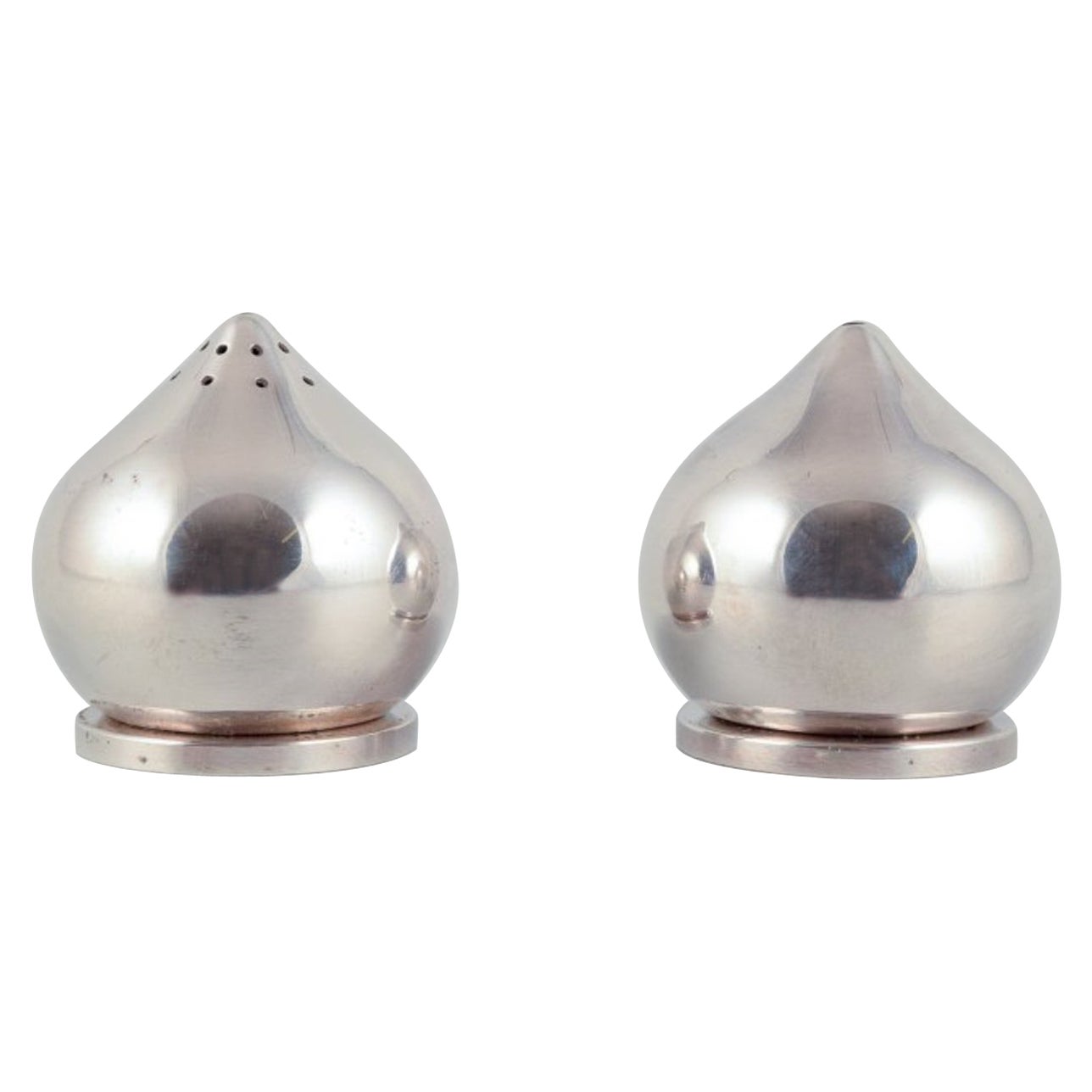 Aage Weimar. A pair of modernist salt and pepper shakers in sterling silver. For Sale