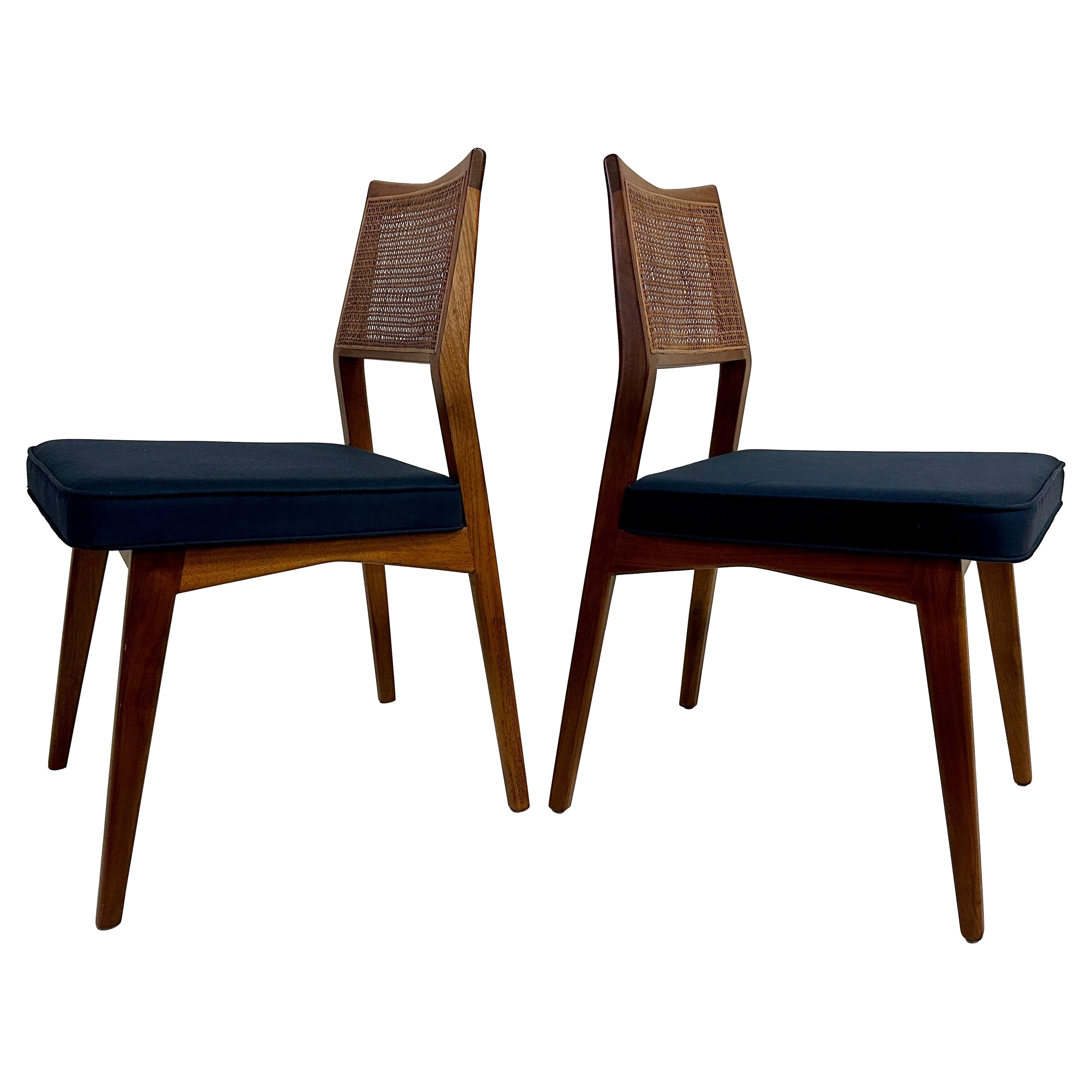 Beistellstühle aus Nussbaumholz und Schilfrohr im Stil von Paul McCobb, Paar im Angebot