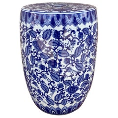 Chinoiserie-Gartenhocker aus blauem und weißem Porzellan