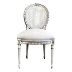 Fauteuil français ancien de style Louis XVI en finition blanc huître