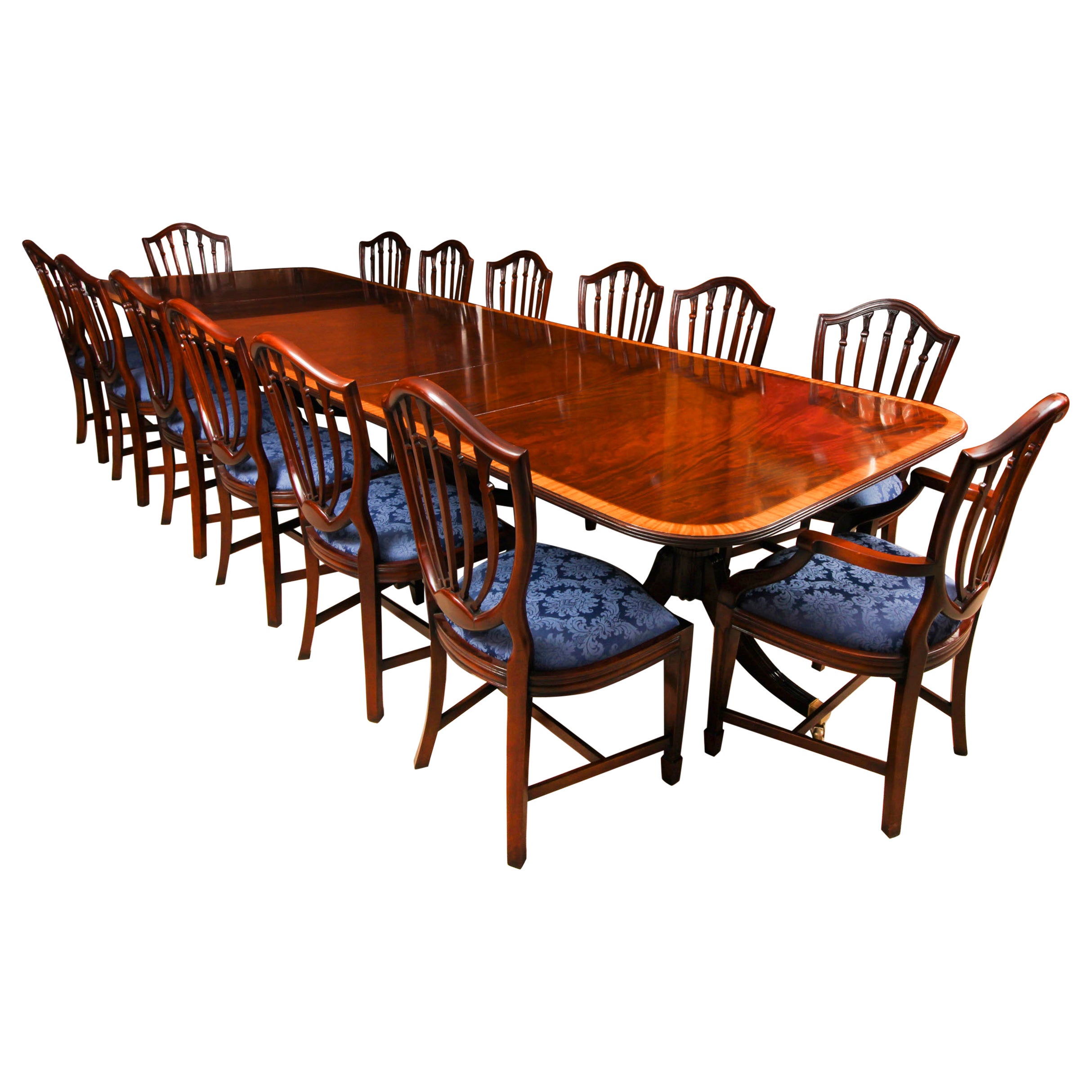 Table de salle à manger vintage de 13 pieds à trois piliers en acajou et 14 chaises 20ème siècle  en vente