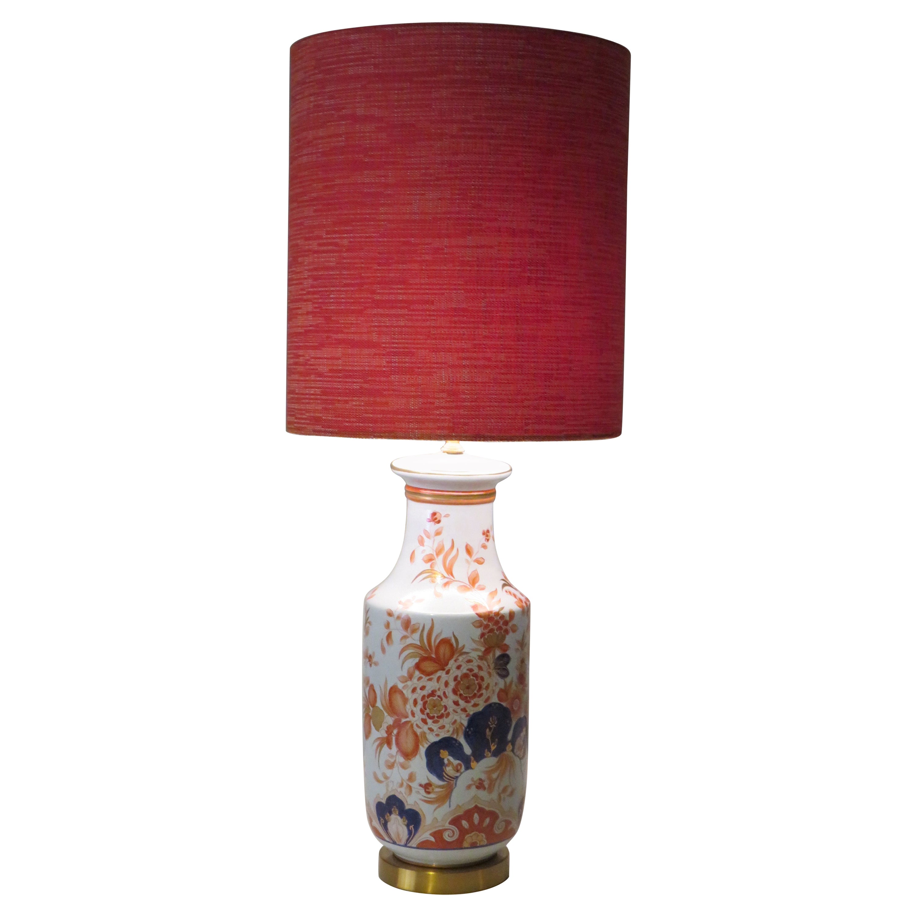 Grande lampe de table en céramique du milieu du siècle dernier avec un motif inspiré d'Imari. en vente