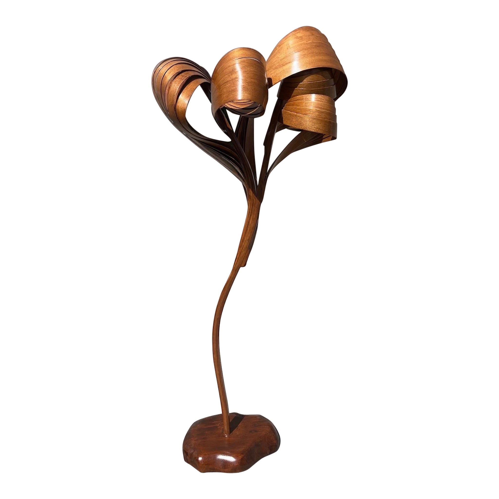 Stehlampe Nr. 5 – Vrksa Serie – Stehlampe aus gebogenem Holz in Eschenholz
