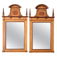 Paire de grands miroirs muraux en érable et noyer du 19e siècle